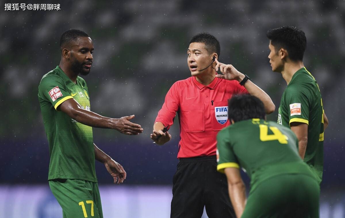 赛场爆发冲突，裁判互相调停处置 